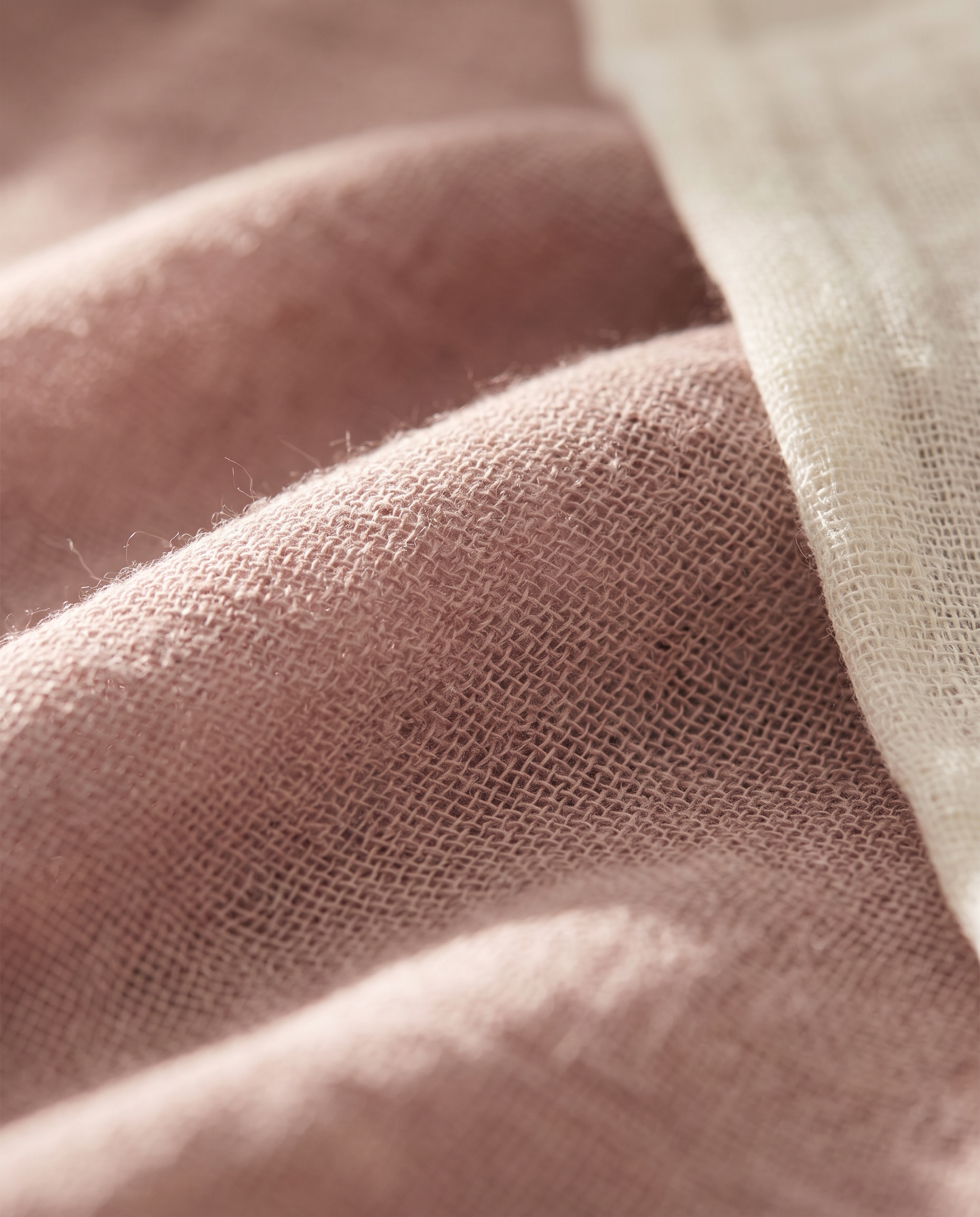 Detalle macro del tejido de gasa de bambú en rosa empolvado