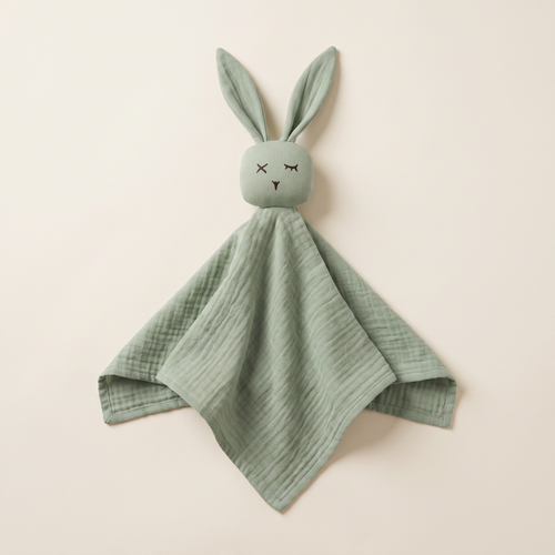 Doudou de gasa de algodón orgánico verde extendido, con la manta cuadrada en pliegues suaves
