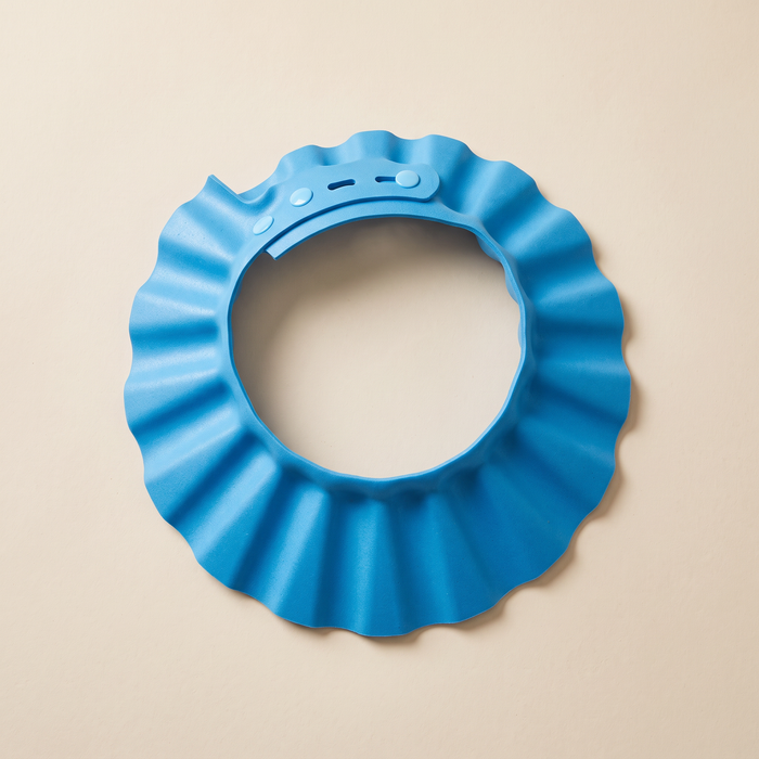 Visera de baño azul sobre fondo hueso