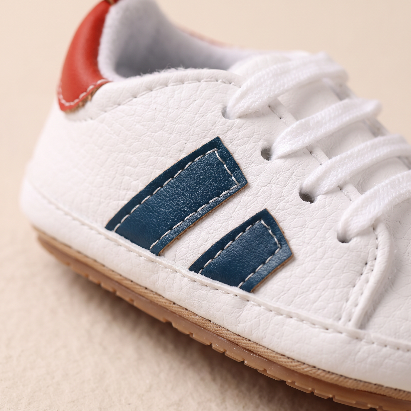 Detalle de las rayas, cordones y suela del zapato