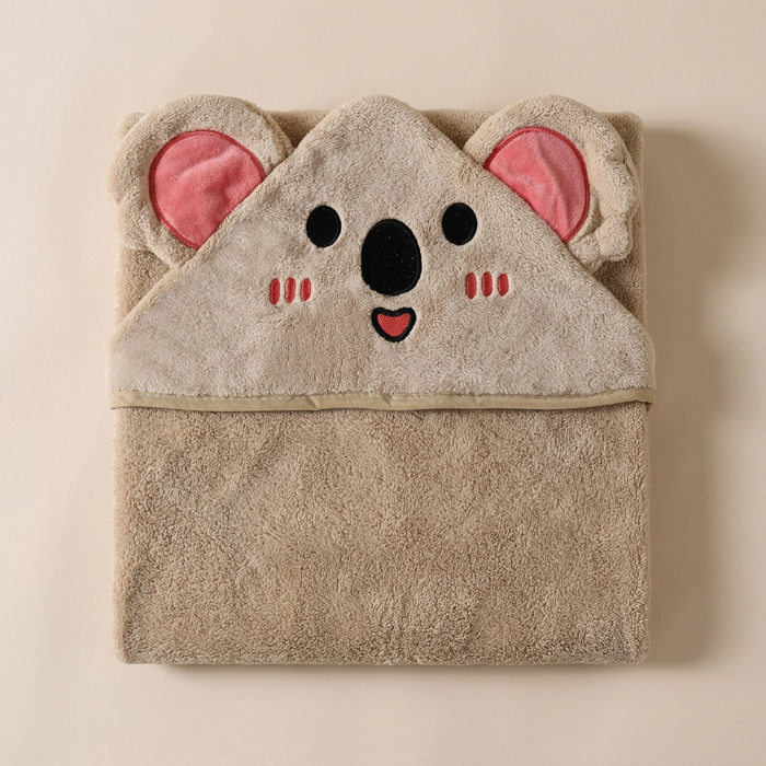 Toalla con capucha de koala sobre fondo hueso