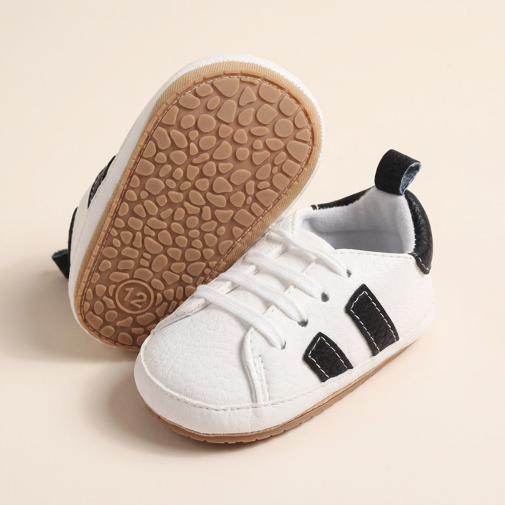 Zapatos blancos con rayas negras