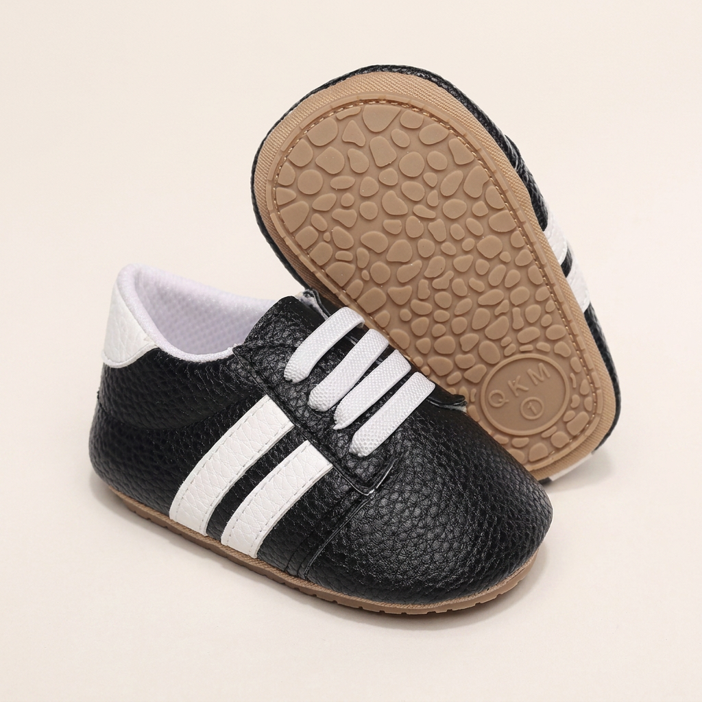 Zapatos negros con rayas blancas